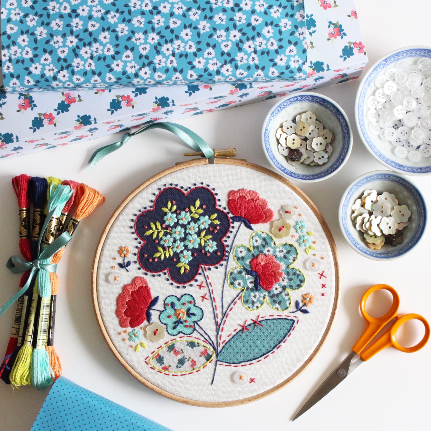 Homespun Ditsy Embroidery Kit **with wonderful Appliqué effect.