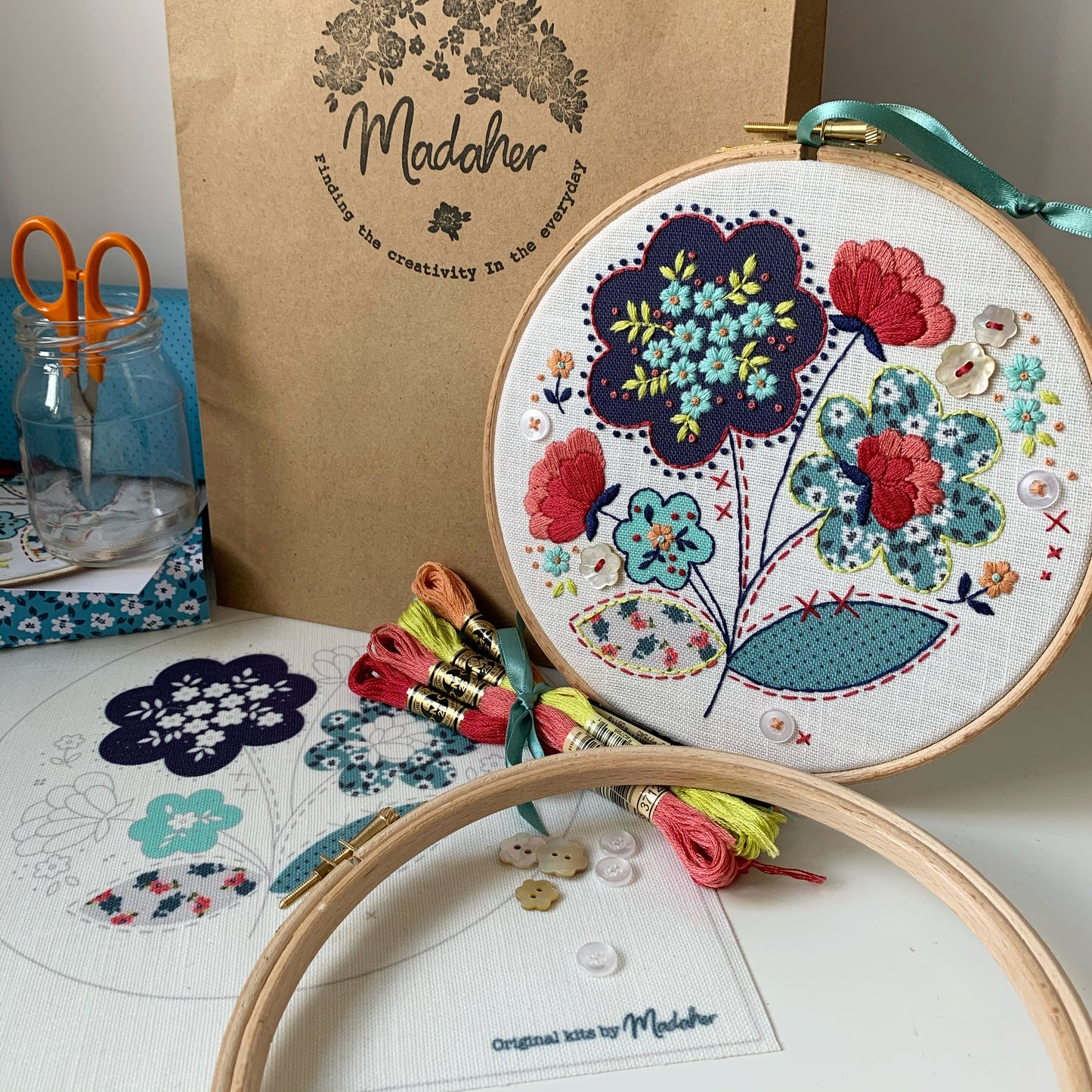 Homespun Ditsy Embroidery Kit **with wonderful Appliqué effect.
