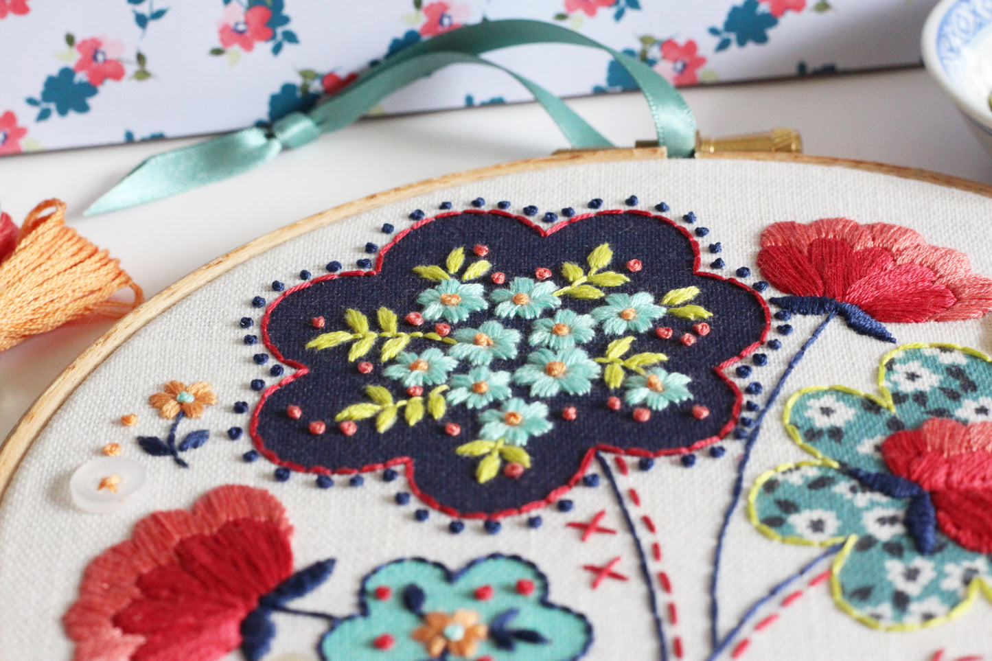 Homespun Ditsy Embroidery Kit **with wonderful Appliqué effect.
