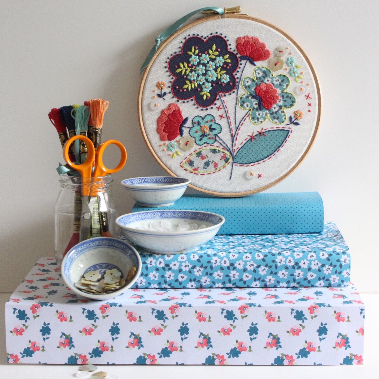 Homespun Ditsy Embroidery Kit **with wonderful Appliqué effect.